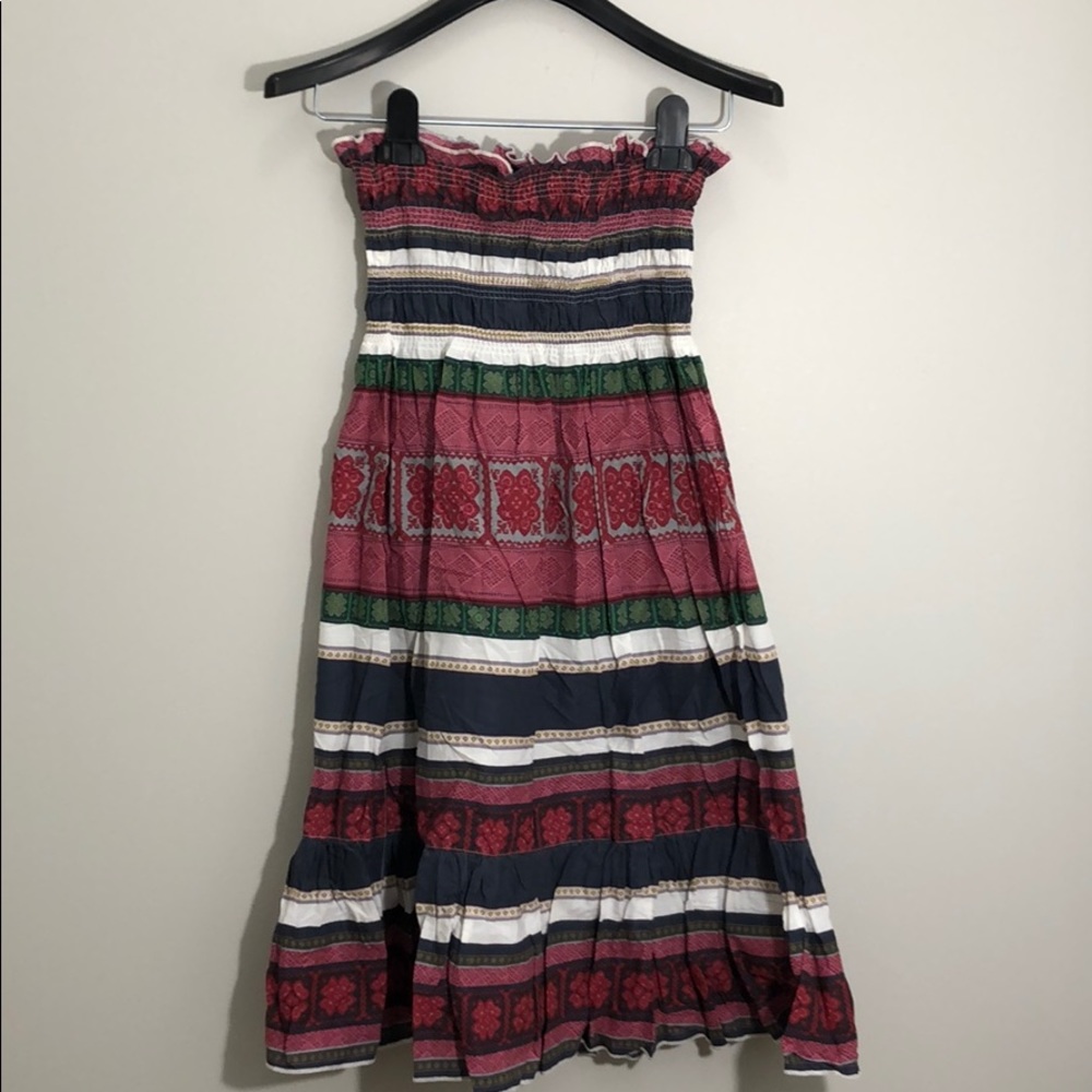 Strapless dress with elastic bust